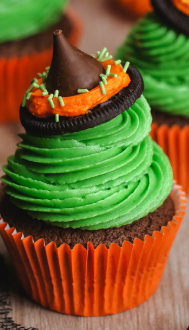 Cupcake Decorating with Aunt Phyl